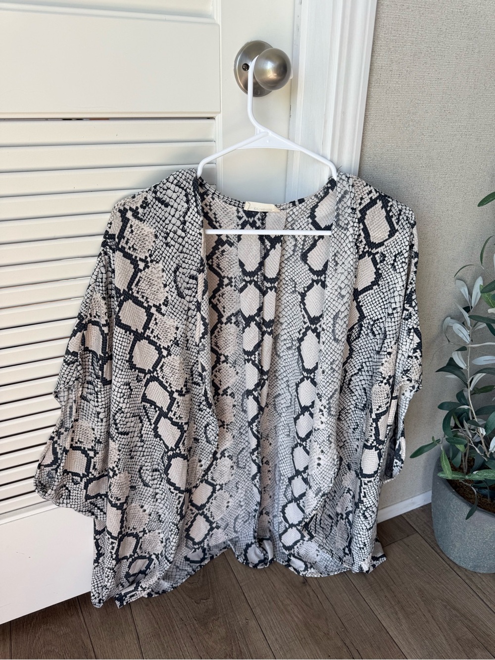 eesome Black and White Snake Print Open-Front Camisole Top